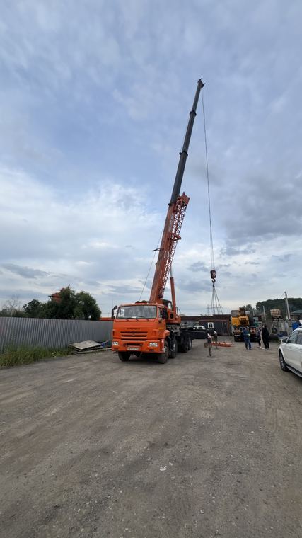 Автокран на строительной площадке